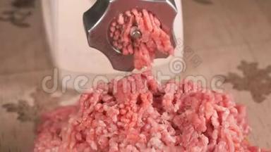 灌装通过绞肉机筛子出来。 绞肉机关闭。 一堆碎肉。 带有新鲜的缩微机